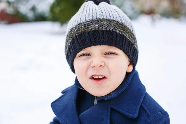 Очаровательный мальчик в прекрасный зимний день — стоковое фото