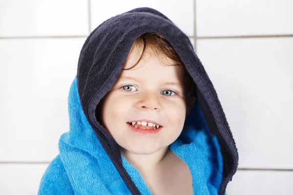 Portret van mooie kleine peuter jongen van twee jaar met bad — Stockfoto