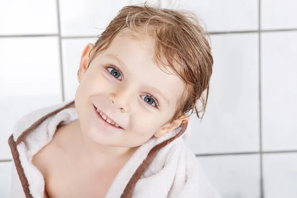 Porträtt av härliga lilla barn pojke på två år med badet till — Stockfoto