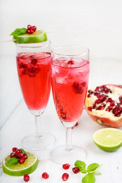 2 つのメガネ赤 pomgranate シャンパン、ライム、ミント添え. — ストック写真