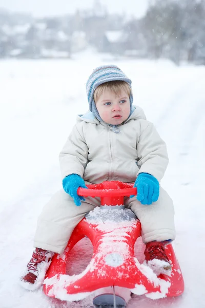 Petit garçon tout-petit s'amuser avec la neige à l'extérieur sur belle wi — Photo