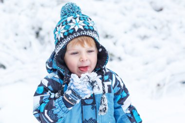 kar kış gününde eğleniyor güzel yürümeye başlayan çocuk