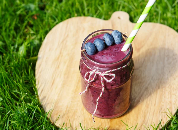 Färsk smoothie drink med olika bär som hälsosam frukost — Stockfoto