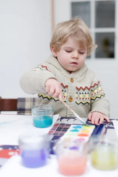 Mignon tout-petit garçon avoir amusant intérieur, peinture avec différent douleur — Photo