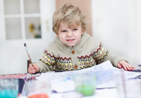 Adorable tout-petit garçon s'amuser à l'intérieur, peinture avec différents — Photo