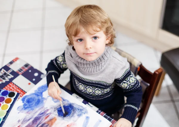 Menino bonito da criança se divertindo em casa, pintura com dor diferente — Fotografia de Stock