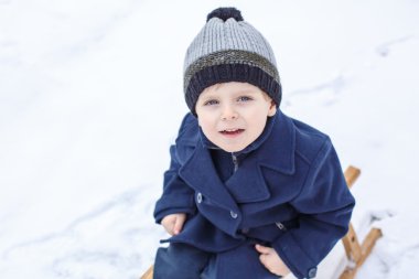 çok güzel yürümeye başlayan çocuk güzel kış gününde