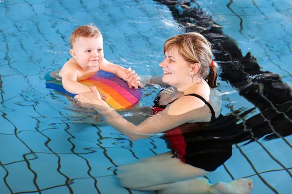 Little baby with blue eyes learning to swim — Stock Photo, Image