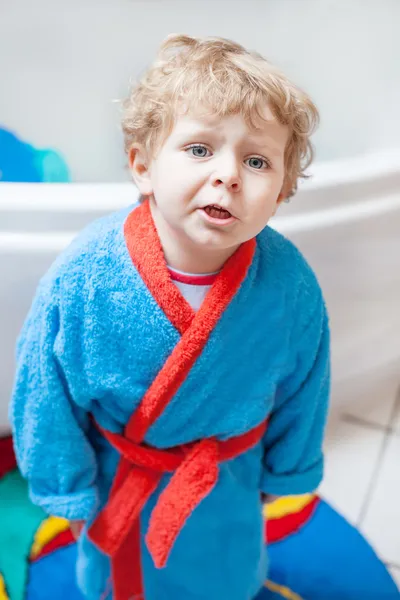 Piccolo bambino ragazzo dopo aver preso un bagno — Foto Stock