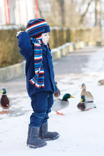 Adorable toddler boy on beautiful winter day — Stock Photo, Image