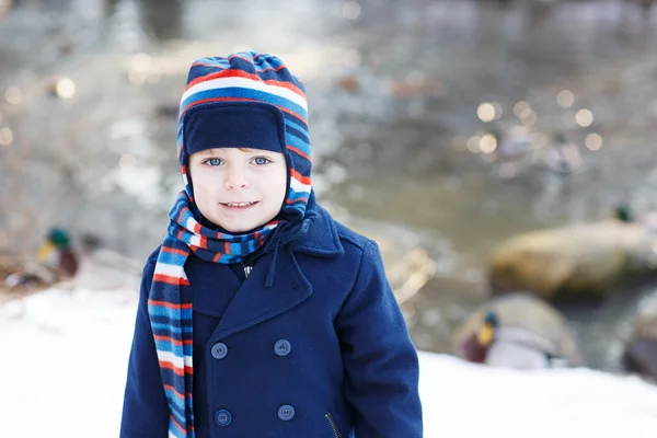 Schattig peuter jongen op mooie winterdag — Stockfoto