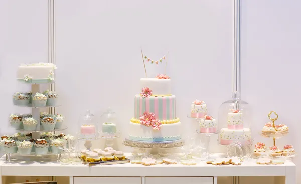 Elegant söt tabell med stor tårta, cupcakes, tårta dyker på middag — Stockfoto