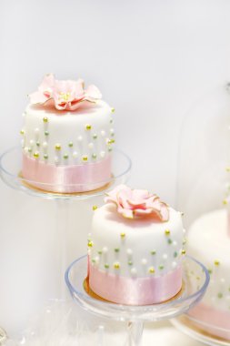 krem ve pembe İncili düğün pastaları.