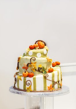 turuncu ve krem kabak ile güzel düğün pastası