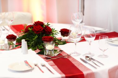 Kırmızı ve beyaz düğün veya olay parti için şık bir masa ayarla.