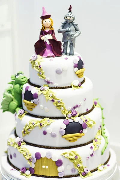 Magnifique gâteau de mariage décoré avec chevalier et princesse pour pa — Photo