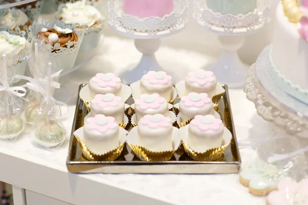 大きなケーキ、カップケーキ、ケーキとエレガントな甘いテーブル ディナーにポップアップ表示されます。 — ストック写真