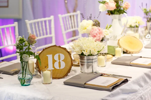 Zestaw elegancki stół biały ślub lub zdarzenia strony. — Zdjęcie stockowe