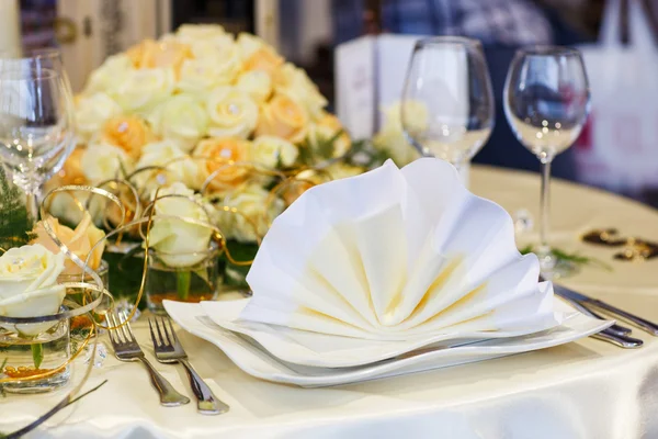 Elegante mesa engastada en verde y blanco para fiesta de bodas o eventos . — Foto de Stock
