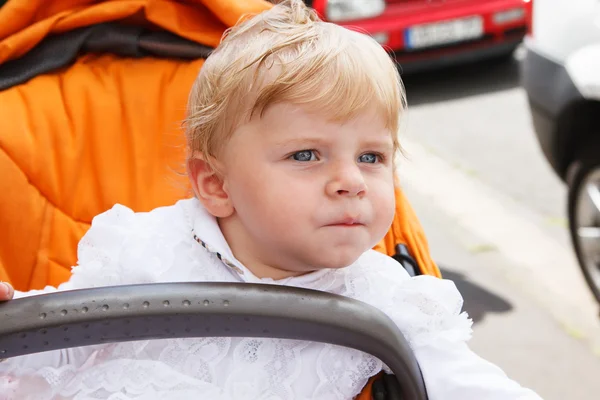 Pequeño niño en blanco bautizo vestido de la ropa — Foto de Stock