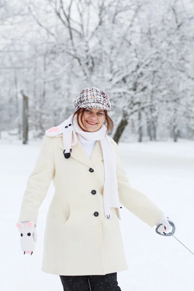 Porträtt av vacker flicka med vinter och snö bakgrunden, utomhus — Stockfoto