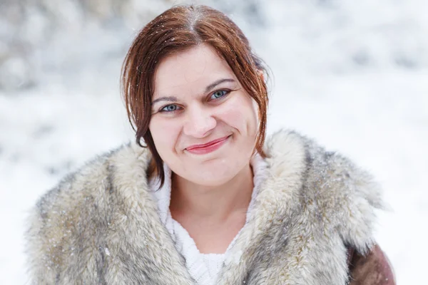 Retrato de chica hermosa con fondo de invierno y nieve, outd —  Fotos de Stock