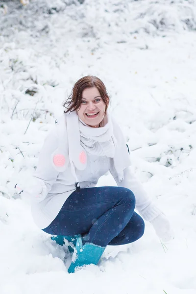 年轻女子在冬季一天玩雪 — 图库照片