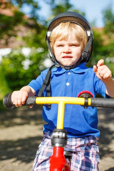 Kleine peuter jongen rijden op zijn fiets in de zomer — Stockfoto