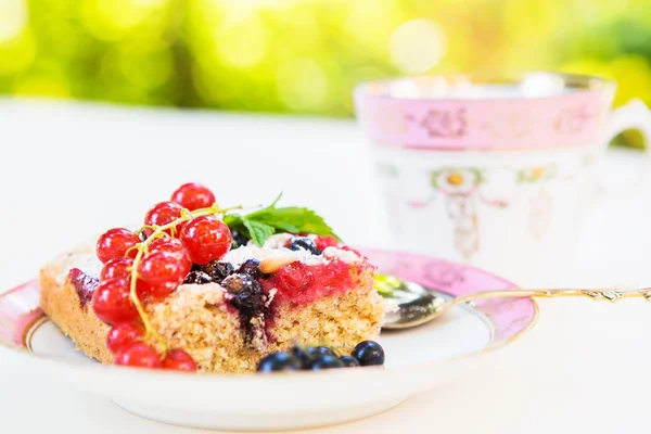 Frisch gebackener Kuchen aus roten und schwarzen Johannisbeeren — Stockfoto