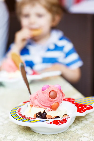 Rosa glass för barn med färgglada choklad droppar med k — Stockfoto