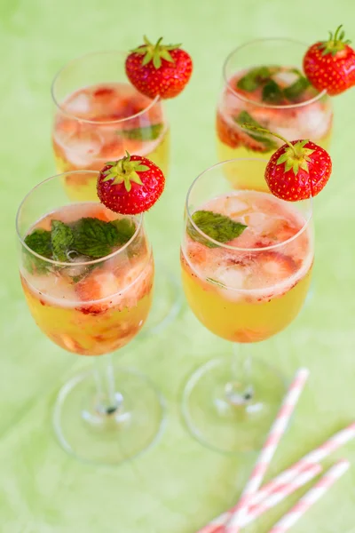 Sommercocktail mit Champagner, Pfefferminze und frischer Erdbeere — Stockfoto