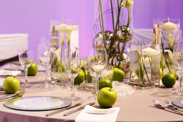 Elegante tabel ingesteld in groen en wit voor bruiloft of evenement feest. — Stockfoto