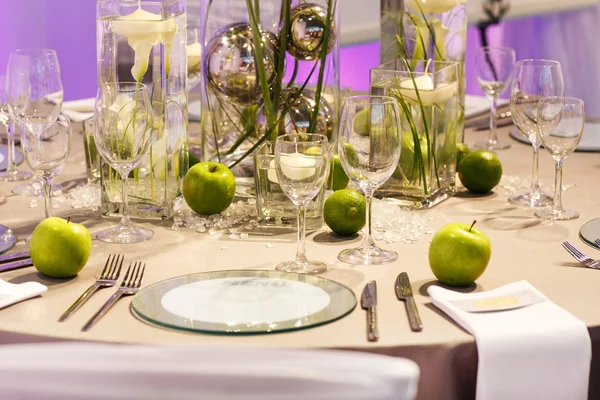 Elegant table set in green and white for wedding or event party. — Stock Photo, Image