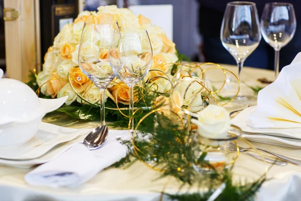 Elegante mesa engastada en verde y blanco para fiesta de bodas o eventos . —  Fotos de Stock