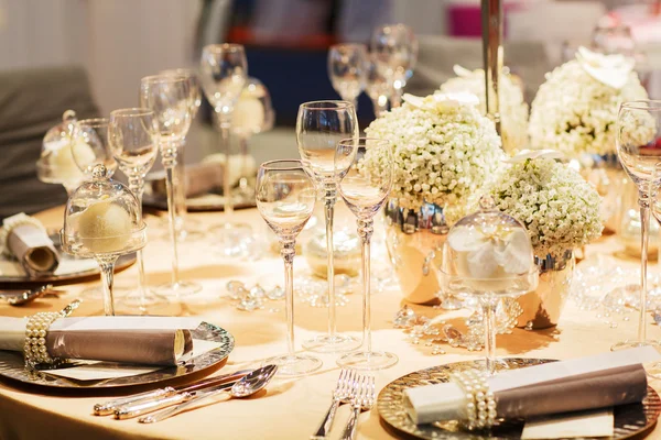 Mesa elegante definida em creme macio para festa de casamento ou evento . — Fotografia de Stock