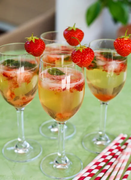 Sommercocktail mit Champagner, Pfefferminze und frischer Erdbeere — Stockfoto