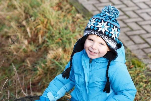 Portret van jongetje van twee jaar buiten — Stockfoto