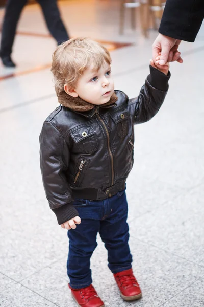 Little toddler boy in a shopping mall — Stock Photo, Image