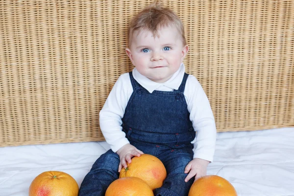 Adorable bébé garçon jouant avec des oranges — Photo