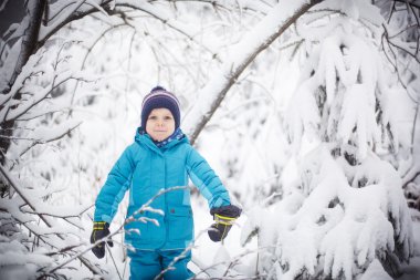 yürümeye başlayan çocuk kar açık havada güzel wi ile eğleniyor