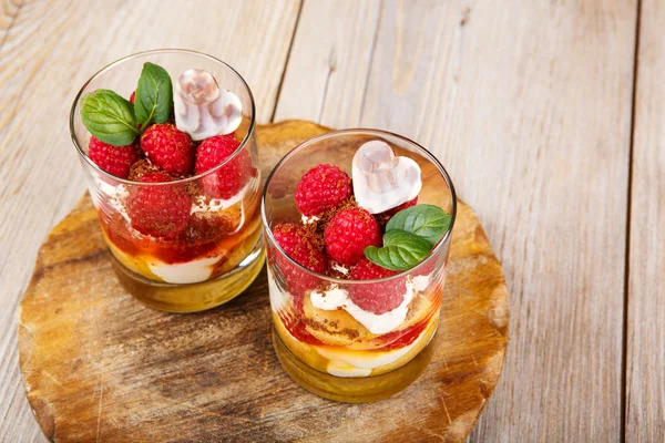 Dessert al lampone fresco con biscotto — Foto Stock