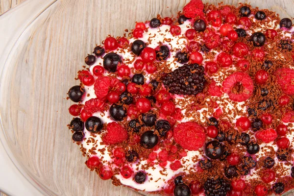 Sweet dessert tiramisu with strawberries, raspberries and bluebe — Stock Photo, Image