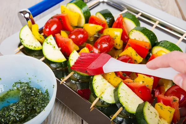 Brochetas de verduras con tomate, pimienta y calabacín —  Fotos de Stock