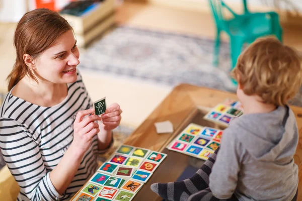 Madre e piccolo figlio giocare insieme educazione gioco di carte per c — Foto Stock