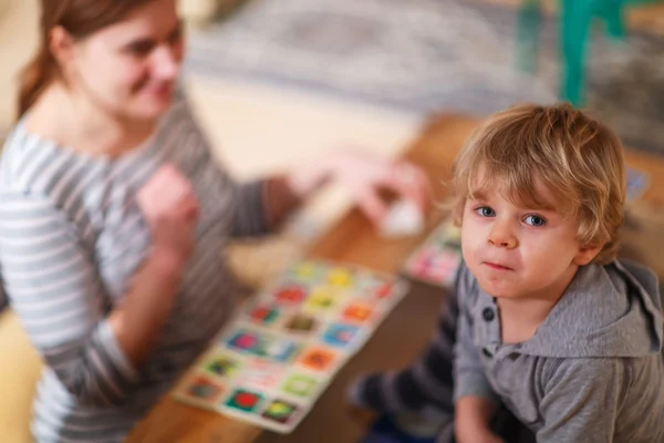 母亲和小儿子一起玩教育 c 的纸牌游戏 — 图库照片