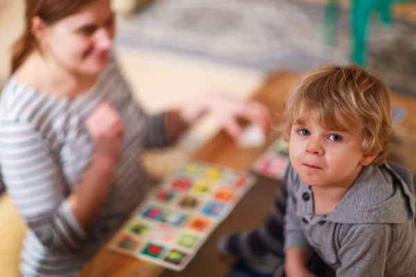 Mère et petit fils jouant ensemble jeu de cartes d'éducation pour c — Photo