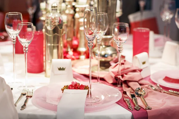 Elegante mesa engastada en suave rojo y rosa para boda o evento parte — Foto de Stock