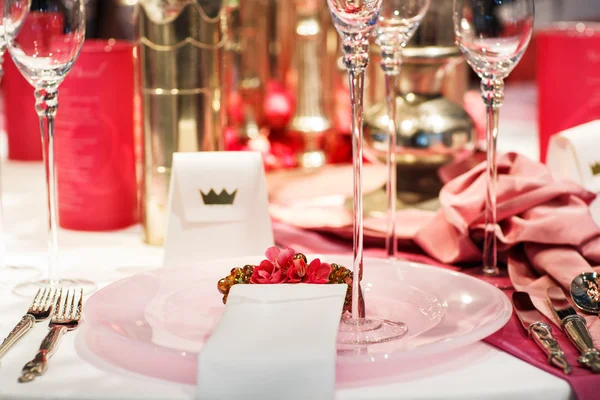 Mesa elegante definida em vermelho macio e rosa para parte do casamento ou evento — Fotografia de Stock