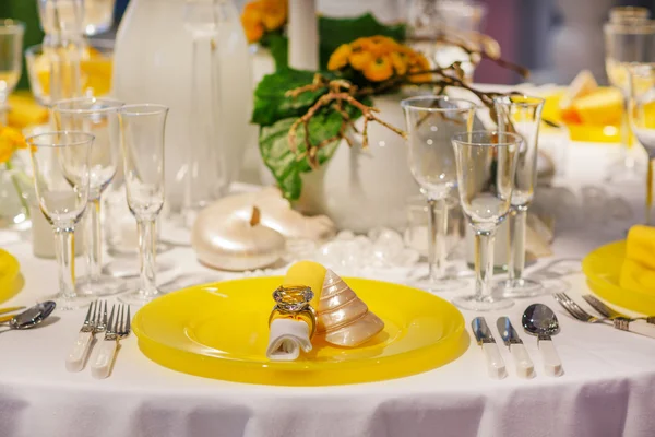 Elegant table set in soft creme and yellow for wedding or event — Stock Photo, Image