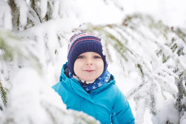 Lilla barn pojke att ha roligt med snö utomhus på vackra wi — Stockfoto